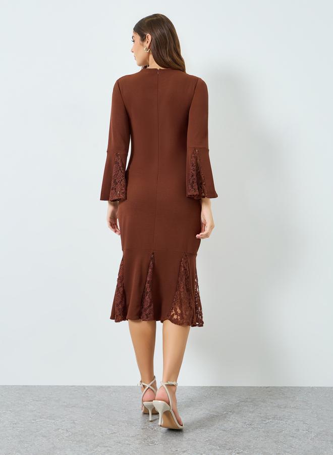 ستايلي فستان ميدي بتفاصيل دانتيل وقصة ذيل السمكة - Image 5